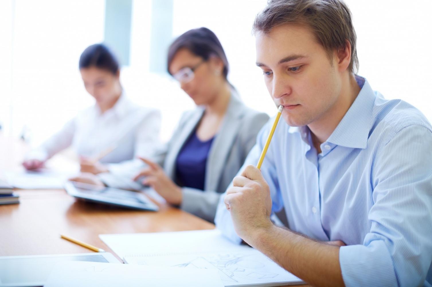 Analiză financiară pe laptop cu rapoarte și grafice