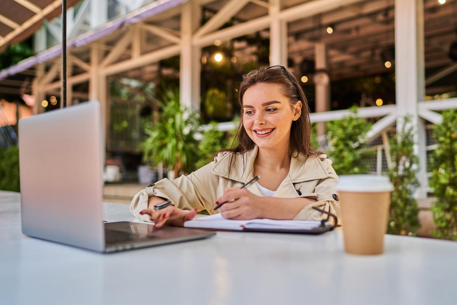 Echipa praxelviona analizând date financiare